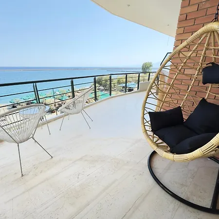 Seafront Luxury Apartamento Calamata